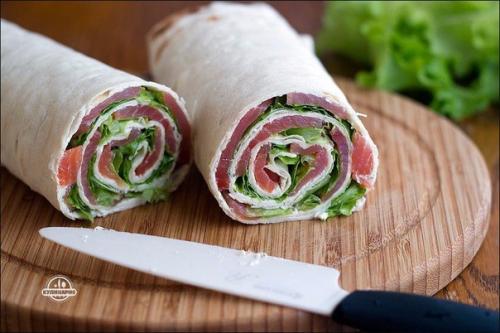 Рулеты с семгой в лаваше.