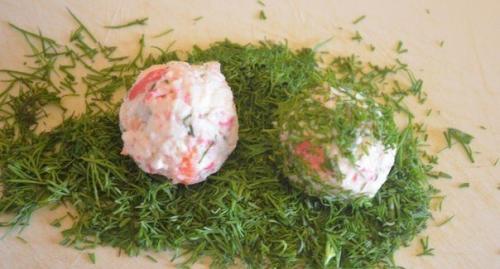 Сырные шарики с крабовыми палочками. 07