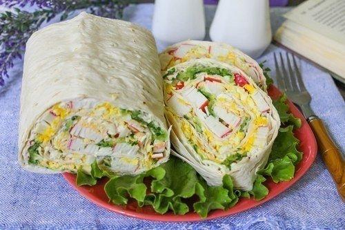 Рулет из лаваша с крабовыми палочками.