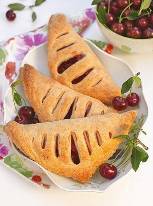 Сочные слойки с вишней.