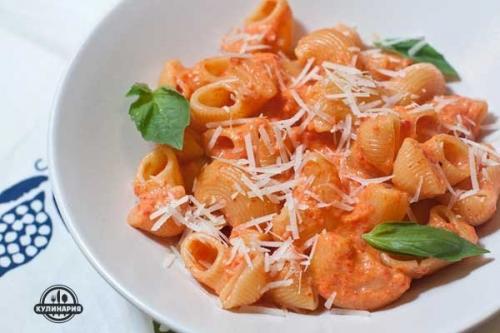 Паста со сливочным соусом.