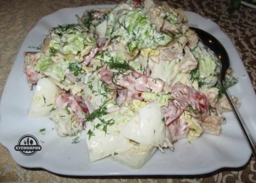 Салат из пекинской капустой, курицей и сухариками.
