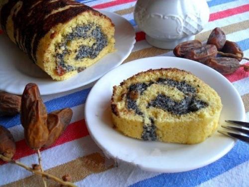 Бисквитный рулет с маком и изюмом.
