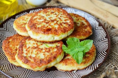 Рыбные котлетки.   Одна банка сардин, 2 яйца, 3 луковицы, 7 столовых ложек манки, 0, 5 чайной ложки соды ( погасить.