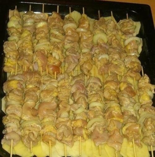 Куриный шашлык с картошкой в духовке.