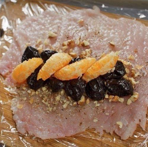 Паровой куриный рулет с мандаринами и черносливом. 04 Паровой куриный рулет с мандаринами и черносливом. 04