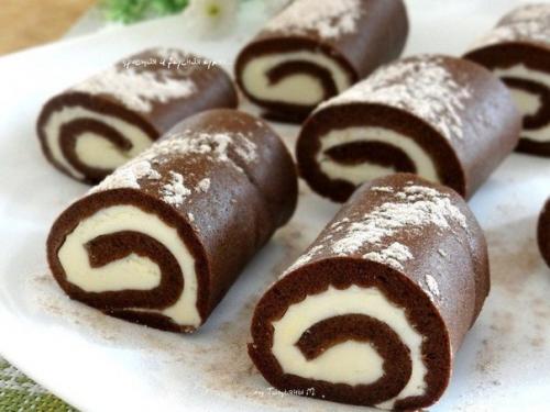 Шоколадные пирожные - рулетики.