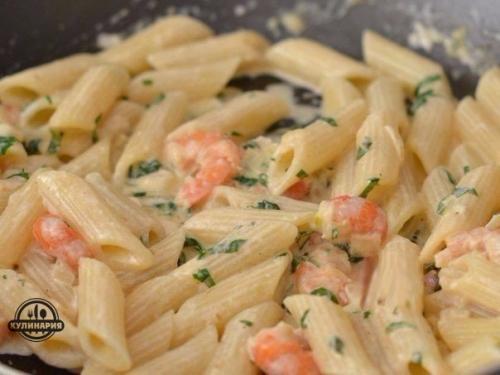 Паста с креветками в сливочном соусе.