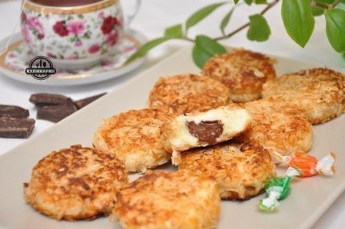 Сырники с шоколадной начинкой.

