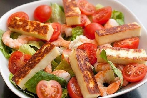 Теплый салат с жареным сыром.