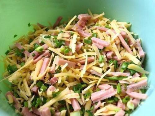 Пирожки из солоеного теста с зеленым луком, сыром и вечиной. 01