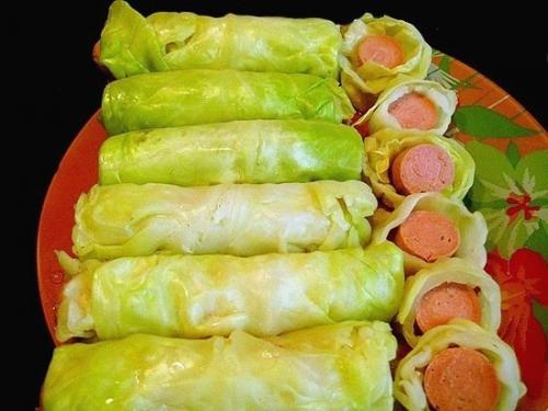 Капустно - сосисочные рулетики.