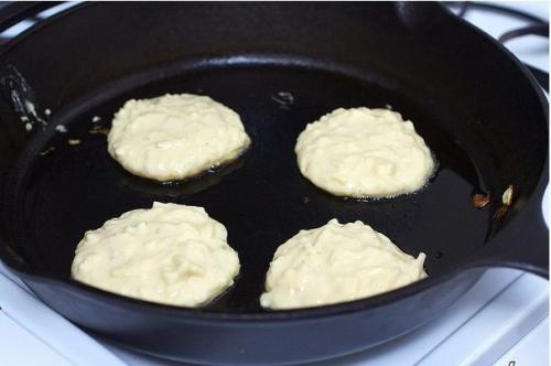 Яблочные оладушки.   Они легкие и быстрые в приготовлении, вполне диетичные, а главное очень вкусные! 03