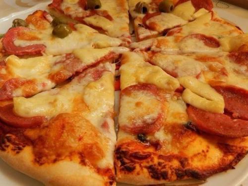 Тонкая основа для пиццы.