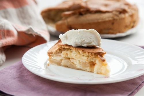 Шарлотка.  Ингредиенты:   Яблоки - 3-4 шт.