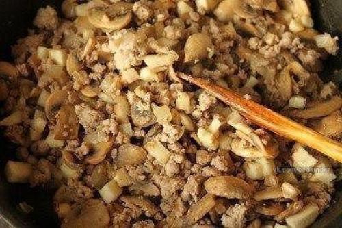 Баклажаны, фаршированные грибами и фаршем.