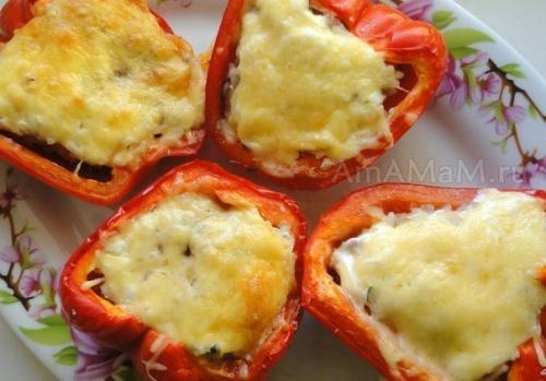 Фаршированный перец половинками.