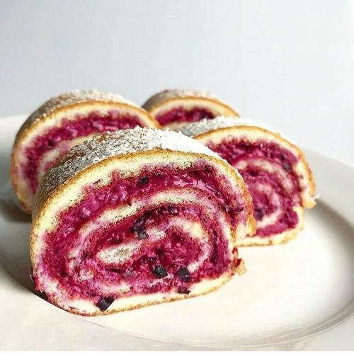 Ягодный рулет. Ингредиенты: 3 яйца.