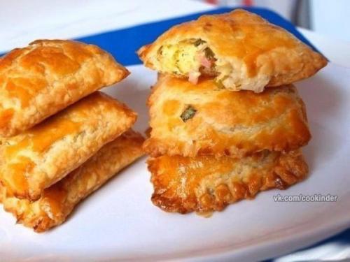 Пирожки из солоеного теста с зеленым луком, сыром и вечиной.