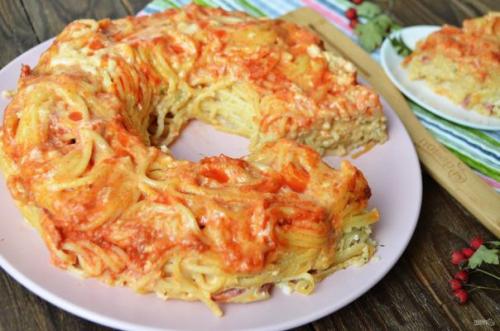 Гигантский пончик из спагетти.