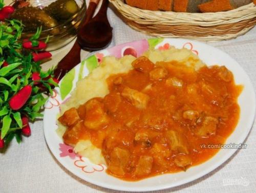 Свинина с маринованными огурцами, тушеная в горчичном соусе.