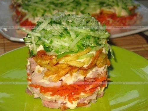 Обалденный слоеный салат с курицей и картофелем. Обалденный слоеный салат с курицей и картофелем.