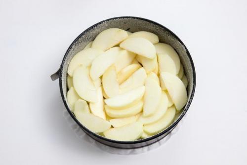 Шарлотка.  Ингредиенты:   Яблоки - 3-4 шт. 02