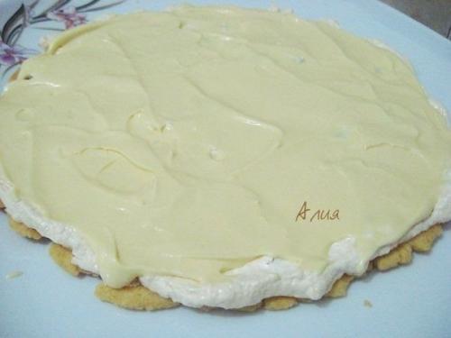 Торт Королевский.  Привлекло меня в этом тортике то, что два коржа (песочный и безе) выпекаются вместе! 05