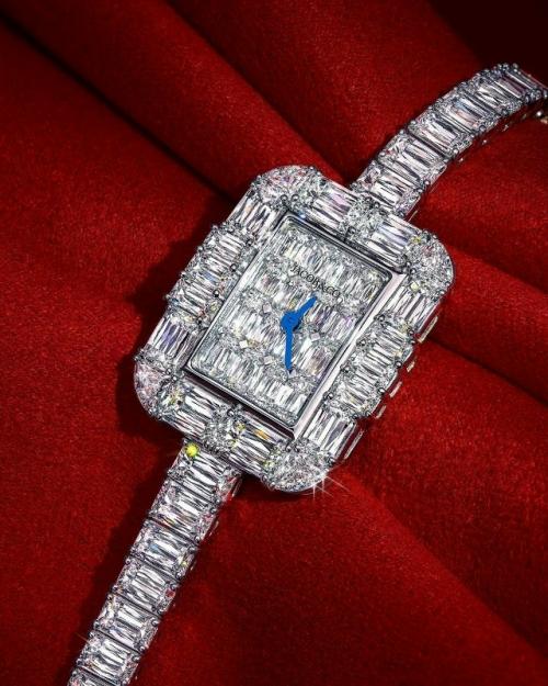 Да, селена Гомес выглядела ослепительно на свадьбе - её элегантное платье и безупречный макияж не оставили равнодушными никого из гостей. 01