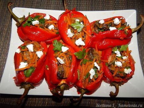 Перец фаршированный овощами.