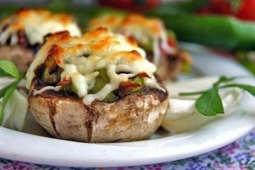 Фаршированные шампиньоны по-турецки.