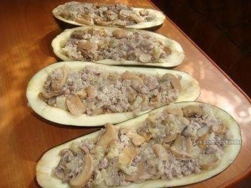 Баклажаны, фаршированные грибами и фаршем.