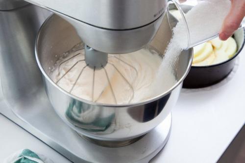 Шарлотка.  Ингредиенты:   Яблоки - 3-4 шт. 03