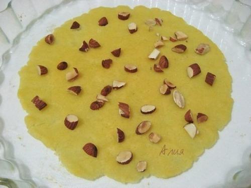 Торт Королевский.  Привлекло меня в этом тортике то, что два коржа (песочный и безе) выпекаются вместе! 01