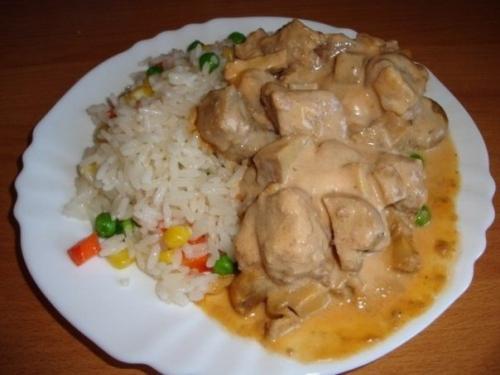 Мясо в сырном соусе.