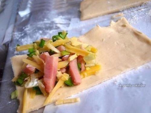 Пирожки из солоеного теста с зеленым луком, сыром и вечиной. 02