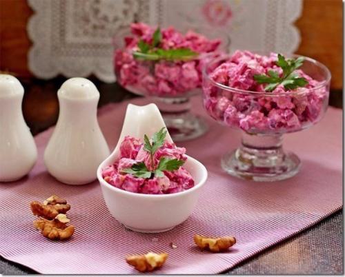 Необычно и очень вкусно: салат из свеклы с курицей.