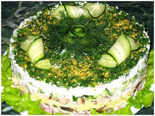 Салат с ветчиной, индейкой и грибами.