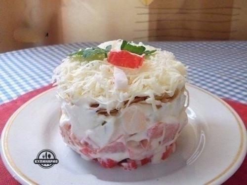 Салат с помидорами и крабовыми палочками.