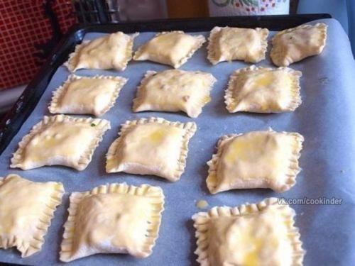 Пирожки из солоеного теста с зеленым луком, сыром и вечиной. 03