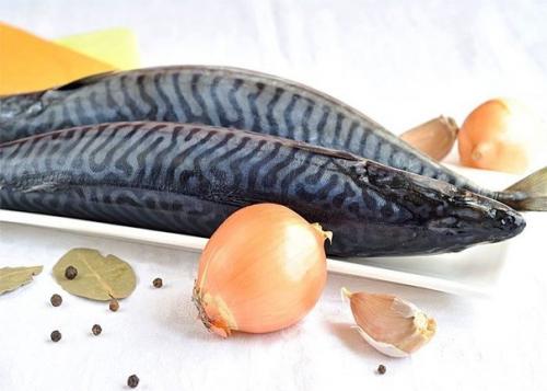 Скумбрия маринованная.  Можно, конечно, купить в супермаркете готовую маринованную скумбрию.