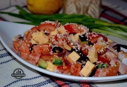 Салат с курицей, овощами и кунжутом. 03