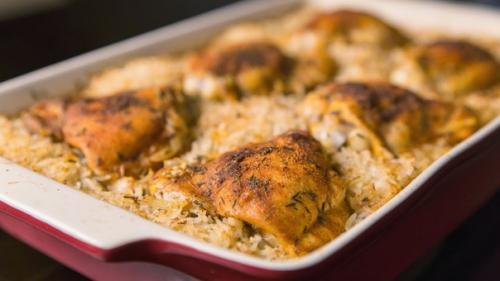 Рис запеченный с куриными бедрами - отличная идея на обед.