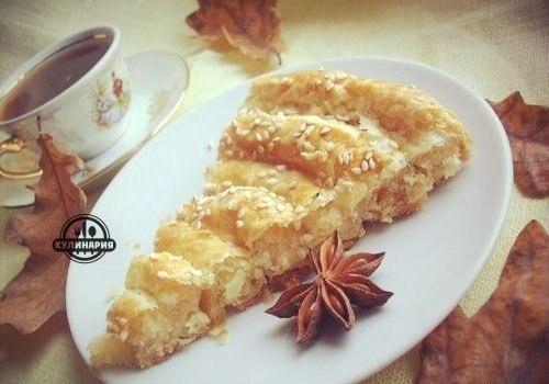 Слоеный пирог с сыром.