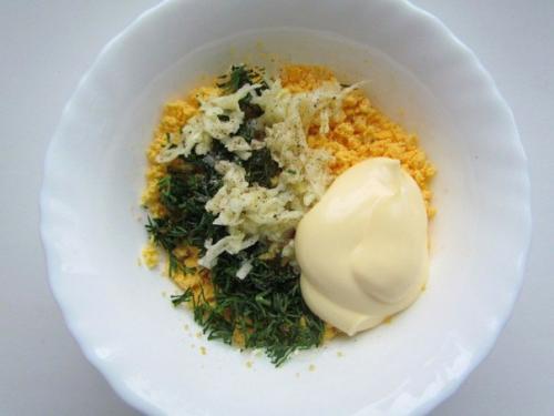 Фаршированные яйца со шпротами и красной икрой. 04