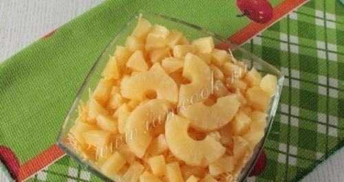 Салат с ананасами, курицей и грибами. Салат с ананасами, курицей и грибами.