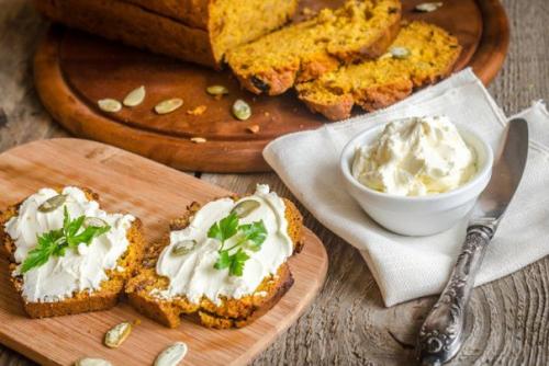 Нежный крем - сыр: идеальный вариант легкого перекуса.