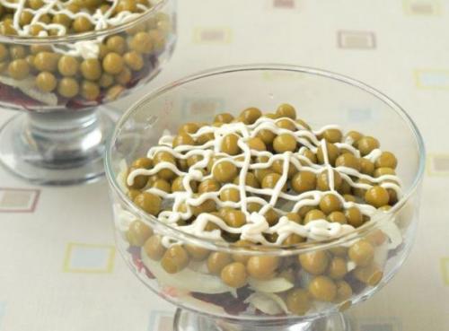 Салат из свеклы с маринованным луком и горошком. 03