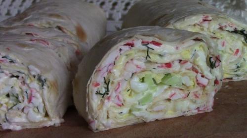 Рулет из лаваша с крабовыми палочками и огурцом. 02