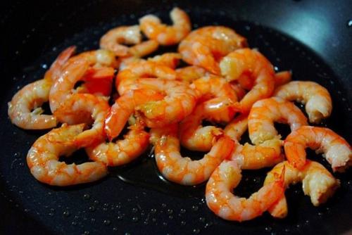 Овощной салат с креветками. 06